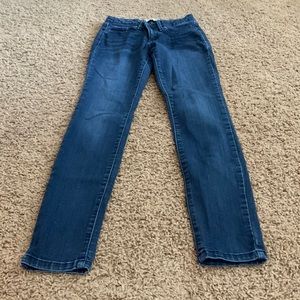 Size 26. Super skinny jeans. Stretchy.